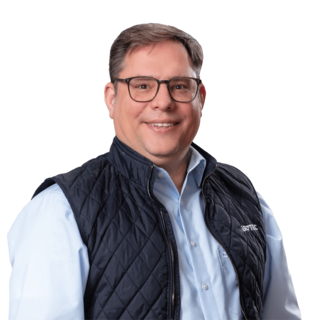 ISOTEC Mitarbeiter im Porträt mit dunkler Steppweste